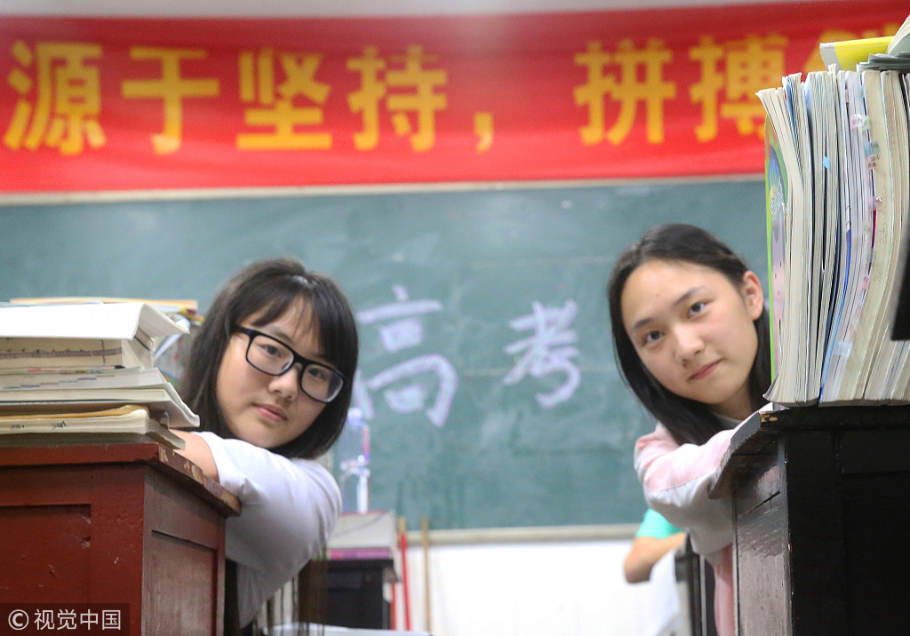 2018年6月3日,湖南省衡阳县中学的高三毕业生在教室里进行晚自.
