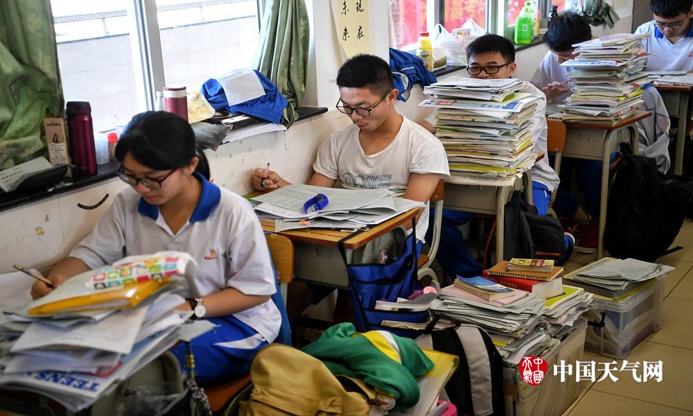 2018年5月29日,广州大学附中高三考生在教室复习备考.