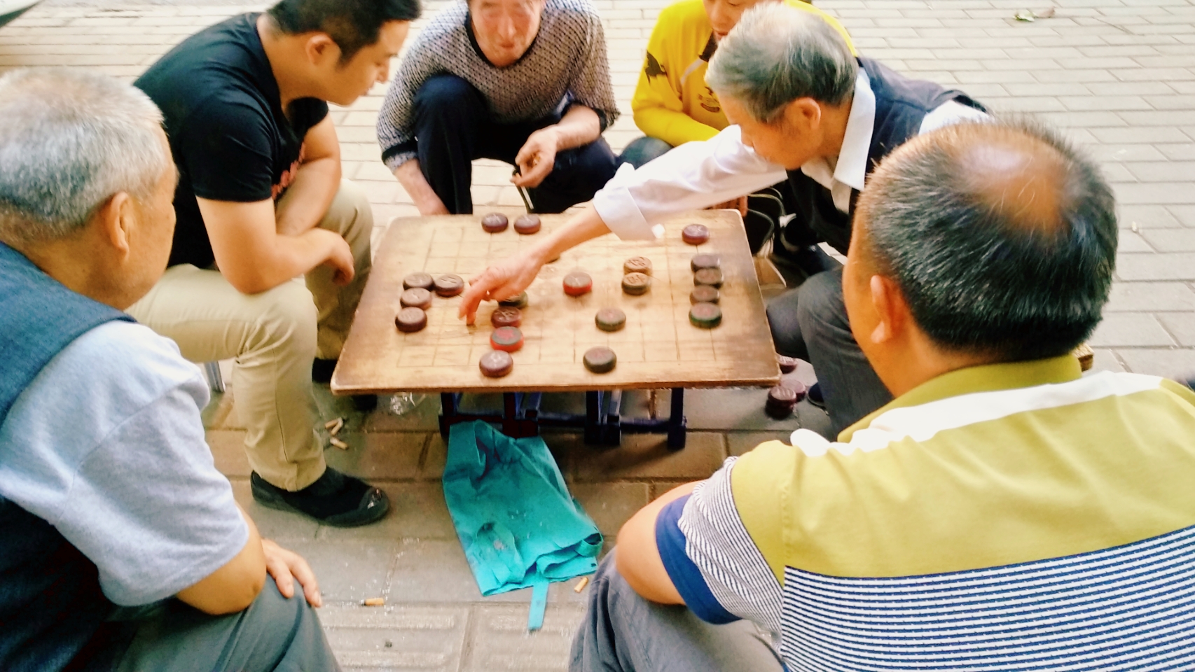 老人围在一起下棋