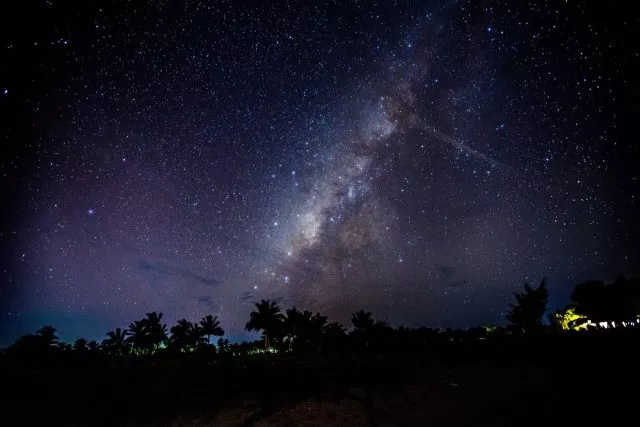 你可以躺在沙滩上看繁星铺满天空,猜猜哪一个星球住着小王子和它的