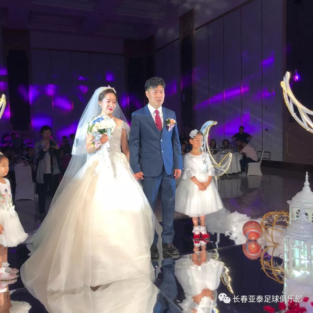 祝福亚泰旧将王睿大婚礼成俱乐部送祝福