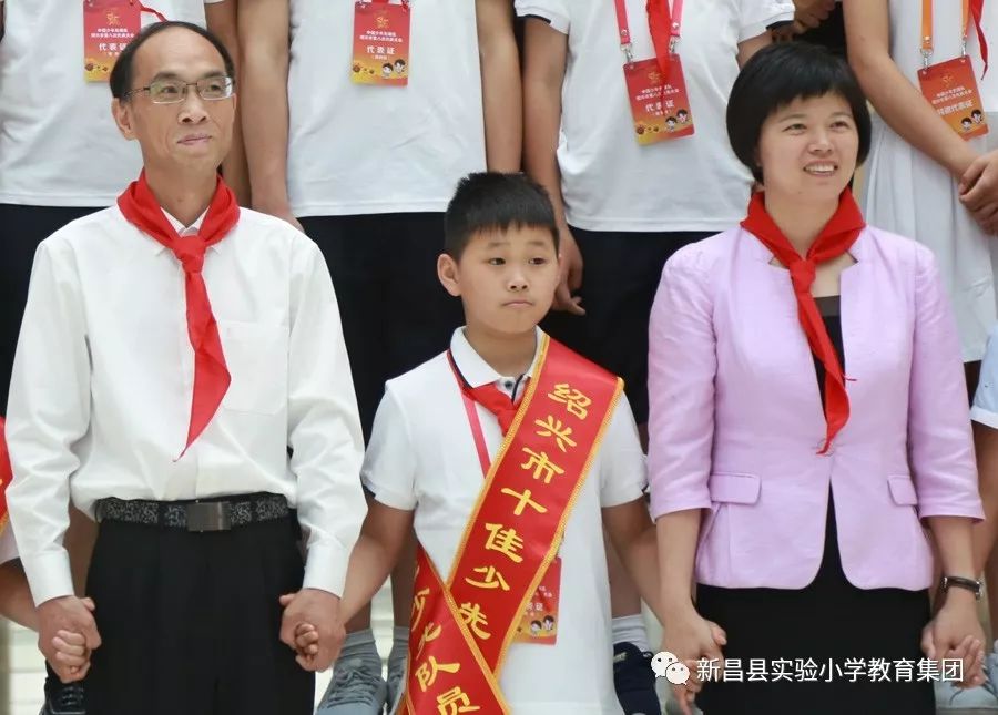 花开新时代争当好少年新昌县实验小学少先队员在市少代会上展风采