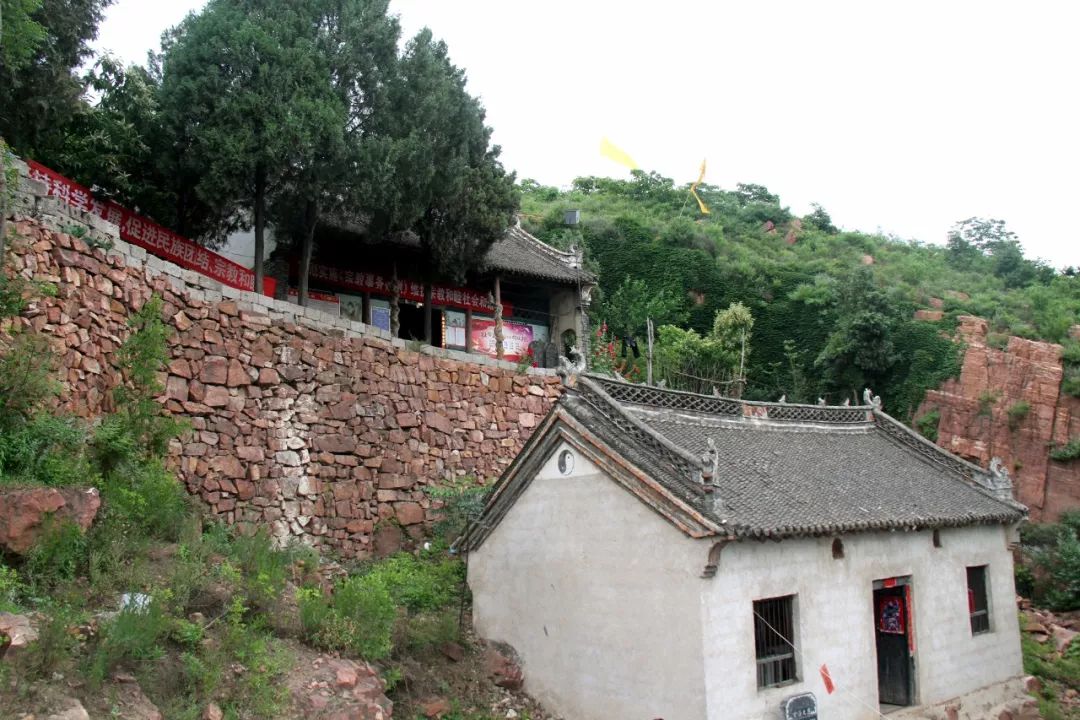 鲁山县文艺家赴赵村镇开展文化扶贫,考察古迹墨子洞,红佛寺