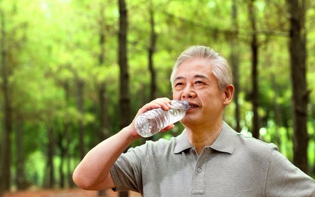 人口渴时喝水是甜的_口渴要喝水的卡通图片(2)