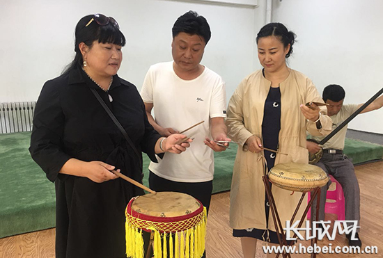 正在上课的滦南县老年文化大学乐亭大鼓班学员.冯喆 摄