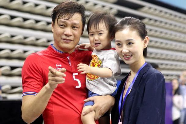 49岁范志毅与小17岁妻子6月照片!她越发娇美,他的事业步入正轨