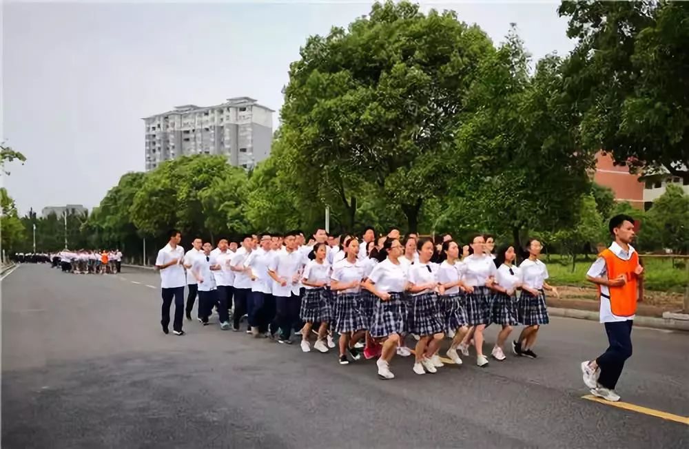 高安中学课间跑出靓丽风景线格子裙校服你穿过吗