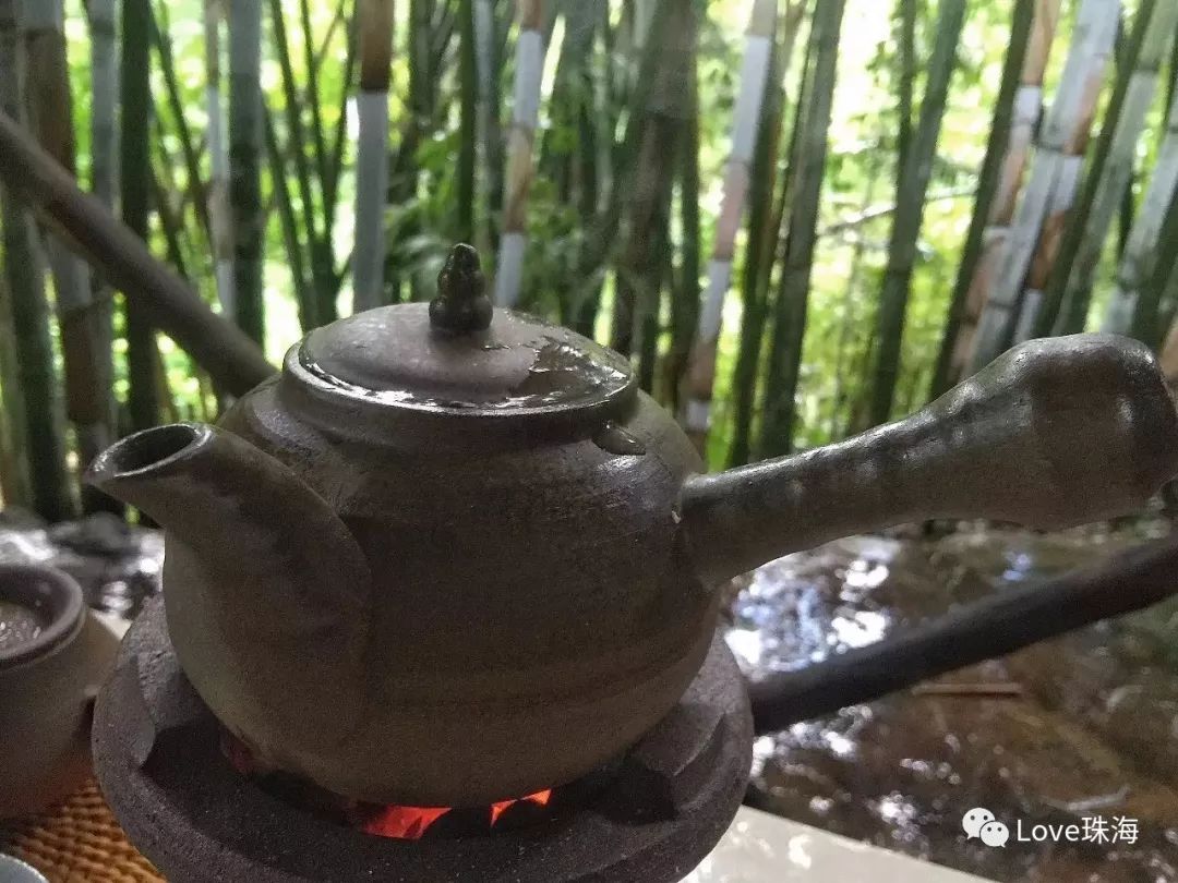 然后,一场竹林山雨又很善解人意地落下来.