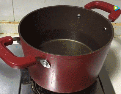 锅内放适量的水,把抹布丢进去,再撒上两勺食用碱,盖锅煮沸.