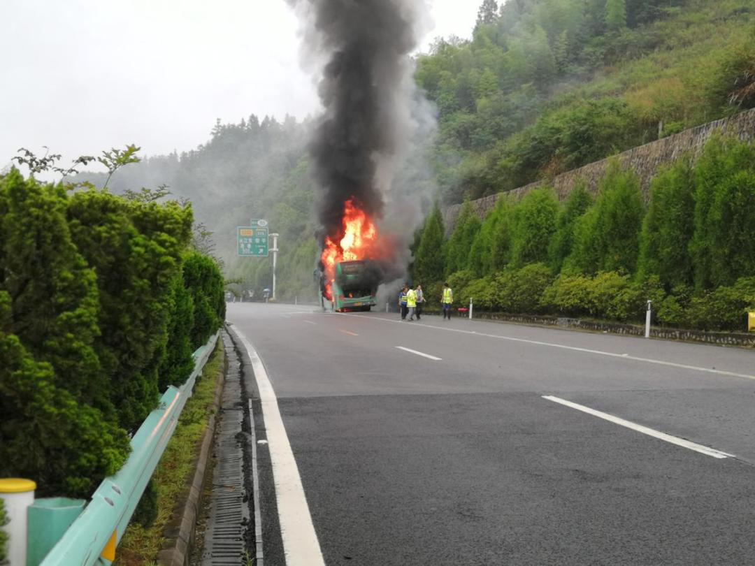 当天下午5时左右,厦蓉高速洛香服务区路段,某集团一辆载有36人的非