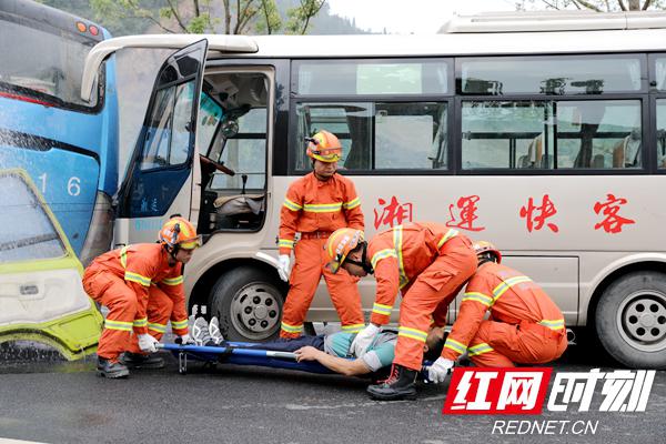 湘西州举行道路交通事故暨消防应急救援演练