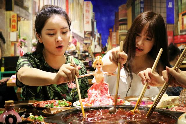 美女们正在享用美食网红火锅:小胖娃老火锅在山城重庆不光是美食出名