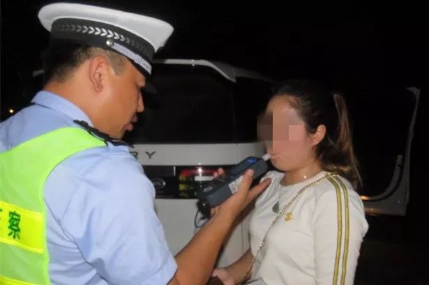 路虎女司机醉驾被抓竟和闺女对交警做这种事,刑拘!