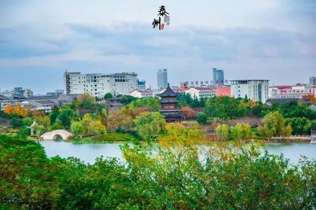 乘坐电梯来到楼顶,凤城河两岸及整个泰州城的景象都收入眼底,使人流连