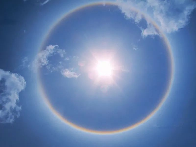 日晕,又叫圆虹,一种大气光现象,是日光通过卷层云时,受到冰晶的折射