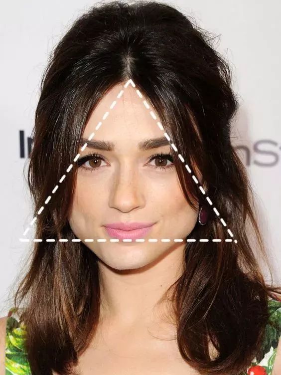 梨形脸的人额头比较窄,脸部最宽的地方是下颌,呈现上小下大的正三角