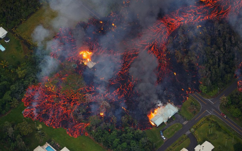 夏威夷火山喷发岩浆蔓延数十米（图）