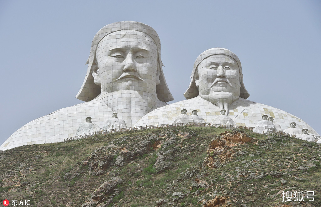 在成吉思汗和忽必烈肖像的右下前方,是一组和山体融为一体的圆雕,高度