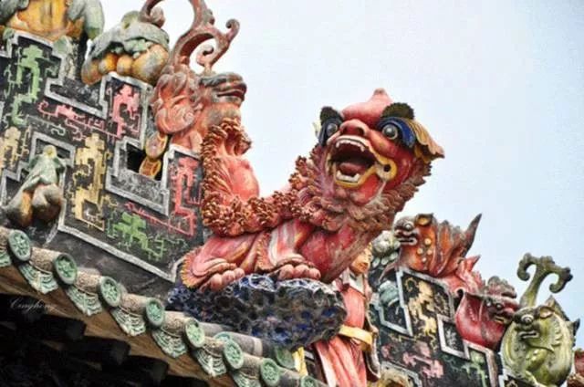 除了陈家祠,在南海神庙,光孝寺,六榕寺等建筑文物中都可见到灰塑构件.