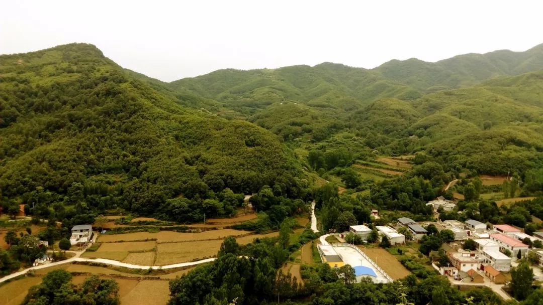 鲁山县文艺家赴赵村镇开展文化扶贫,考察古迹墨子洞,红佛寺