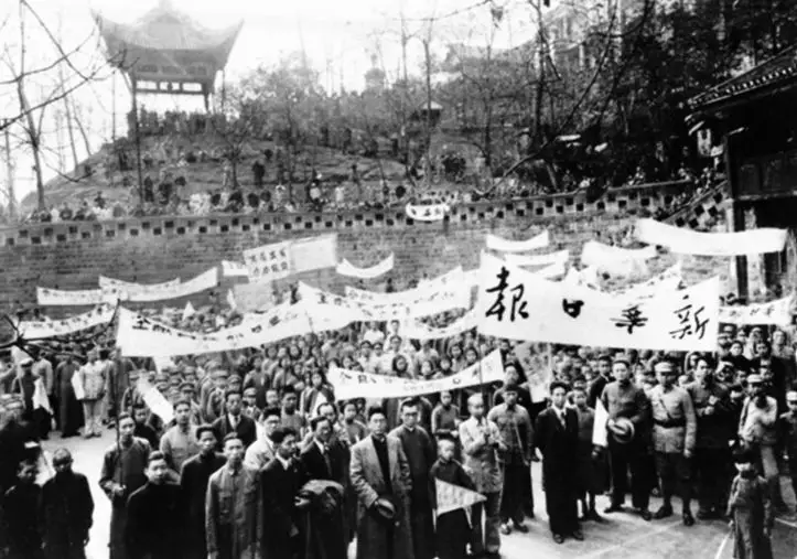 1938 年    月,重庆市民举行"义卖献金"支持抗战行动.