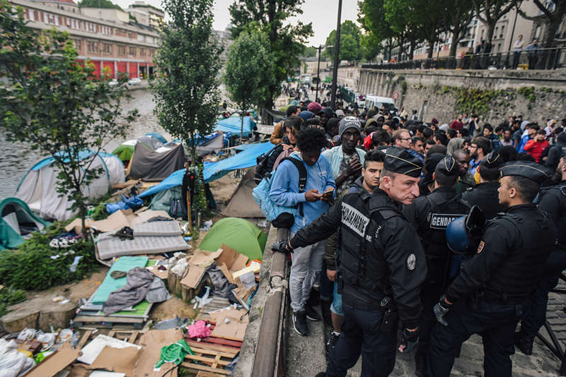 法国政府再清除巴黎两难民营 上千移民被转移