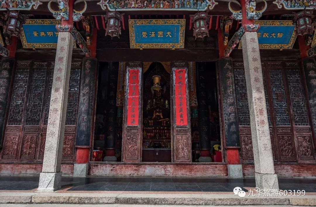 九华山是地藏菩萨道场,庙宇众多,一副副对联不仅构成了一道底蕴深厚