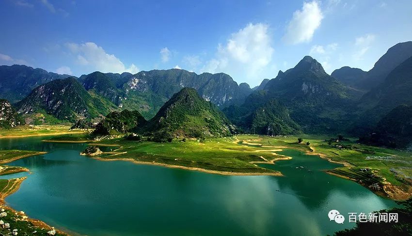 平果县的旅游景点有通天河,鸳鸯滩漂流,芦仙湖,布镜湖,平果文化公园等图片