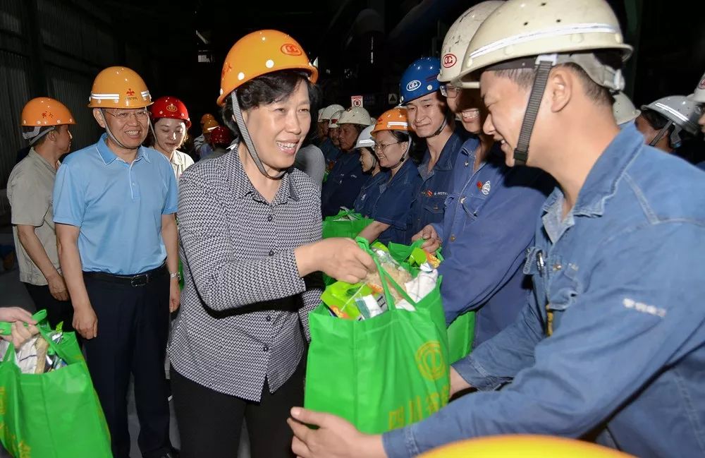 攀钢集团有限公司党委副书记,工会主席张治杰陪同慰问.