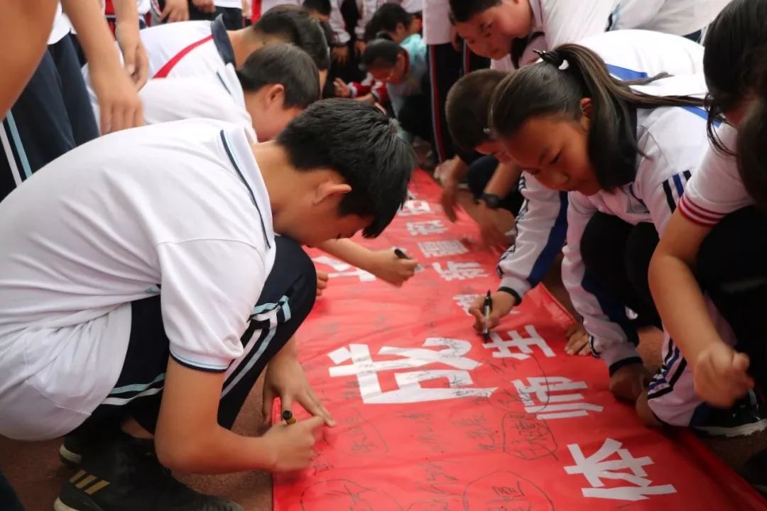 好书伴成长,援疆献爱心--团市委百万册国语图书