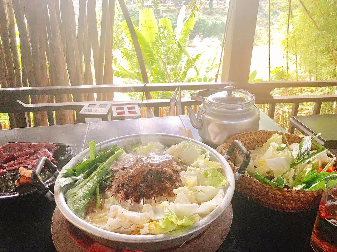 在西双版纳品尝老挝火锅，要吃上肉不容易，得顶着坨肥肉才能烤 - 知乎