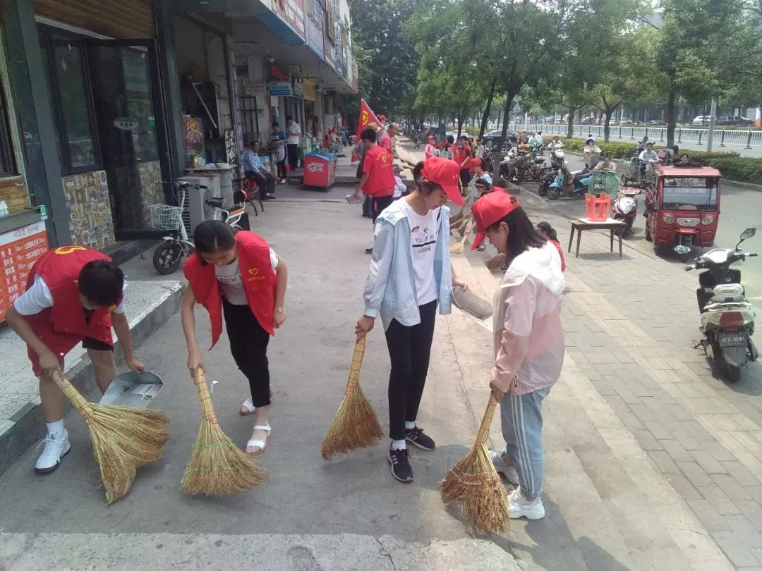 倡导创城积极努力——滁州五中团委组织学生志愿者开展清扫包保路段