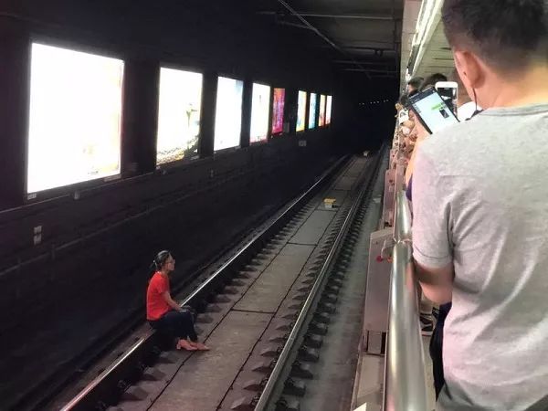 惊险!中山公园站一女子跳入地铁轨道,幸好有他们飞奔救人