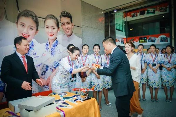 重磅消息换颜衣新海南航空乘务形象新升级