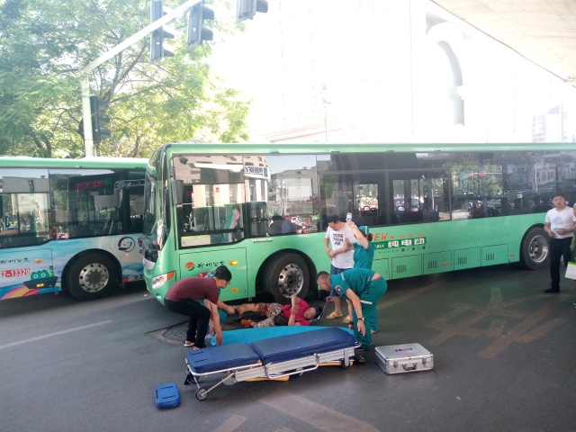 又是盲区!郑州女子过马路遭公交车碾压