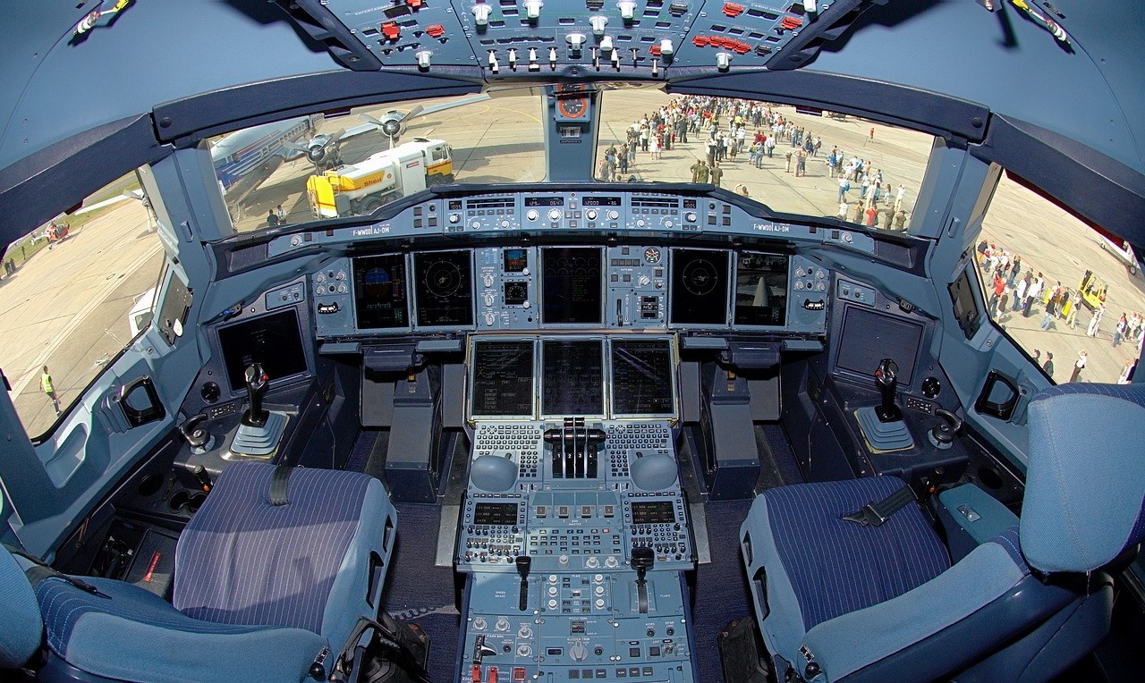 空客a380的驾驶舱自动化程度非常高,空客a350的驾驶室也是参考a380