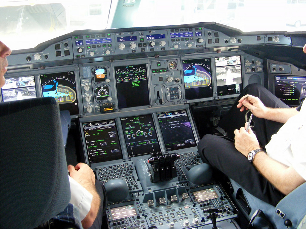 走进空客a380驾驶舱:键盘 操作杆,机长你在打游戏吗?