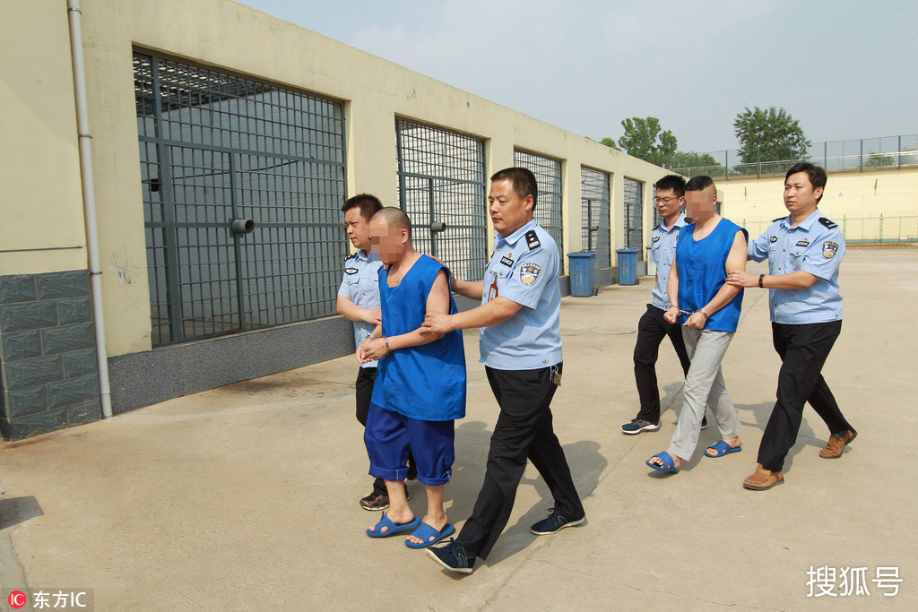 社会 正文  2018年6月5日,在山东省莒南县看守所,民警在提审销售无线