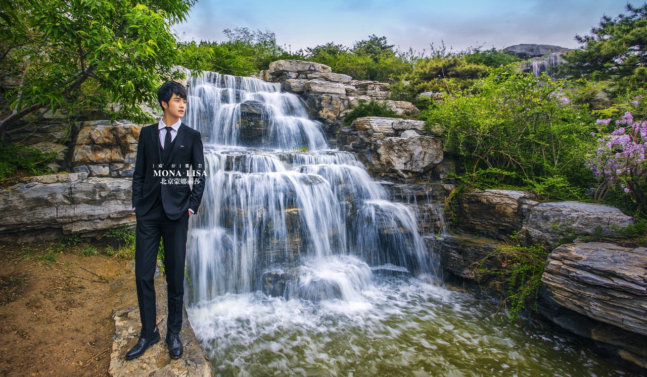 瀑布婚纱照_瀑布型捧花婚纱照