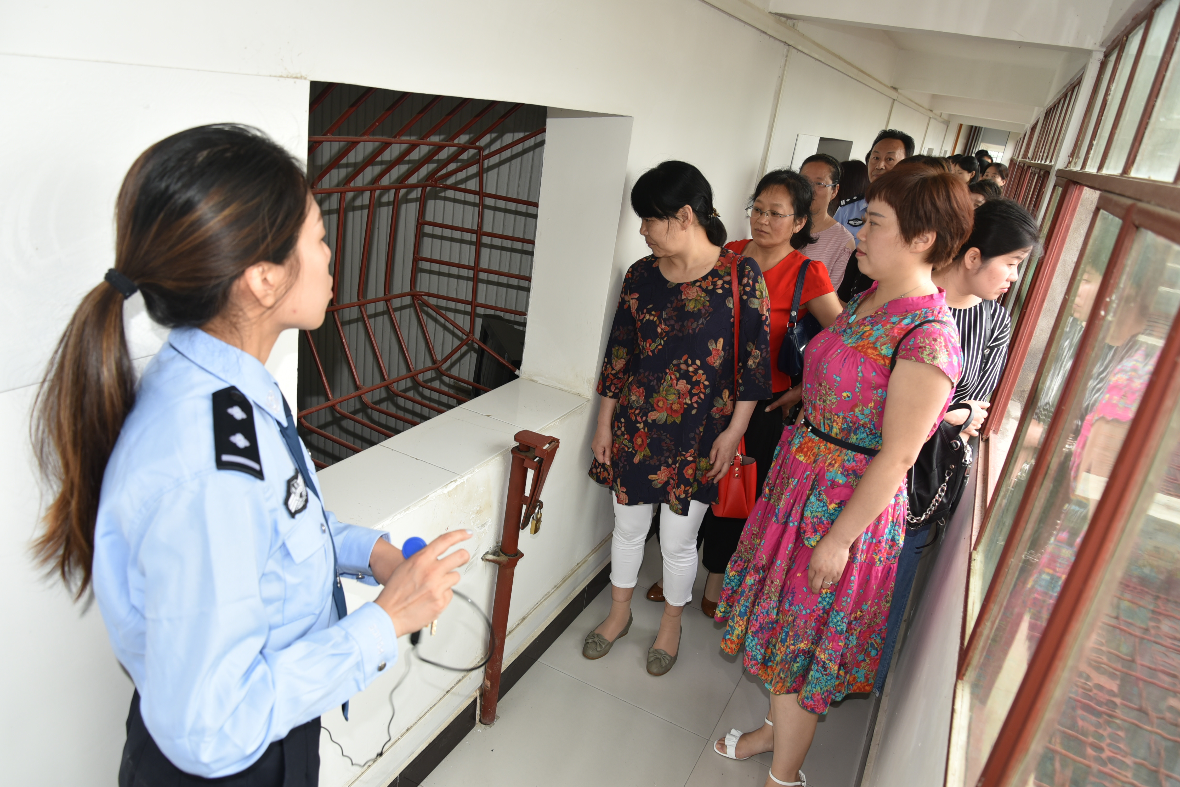 警法 正文 图为6月4日上午,民警带领20余名警嫂参观看守所监区,开展