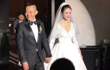 侯勇与三婚妻子出海游玩,开心自拍心情好,只是感觉年龄差好大