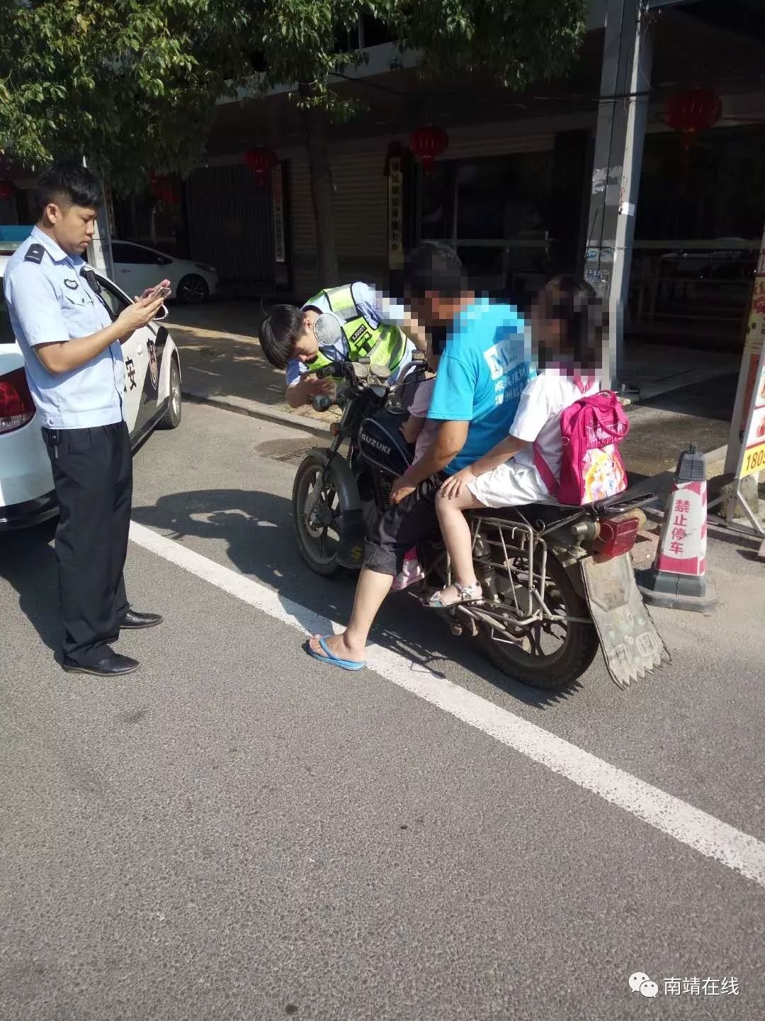 南靖:摩托车载人超员,民警纠违亲护送