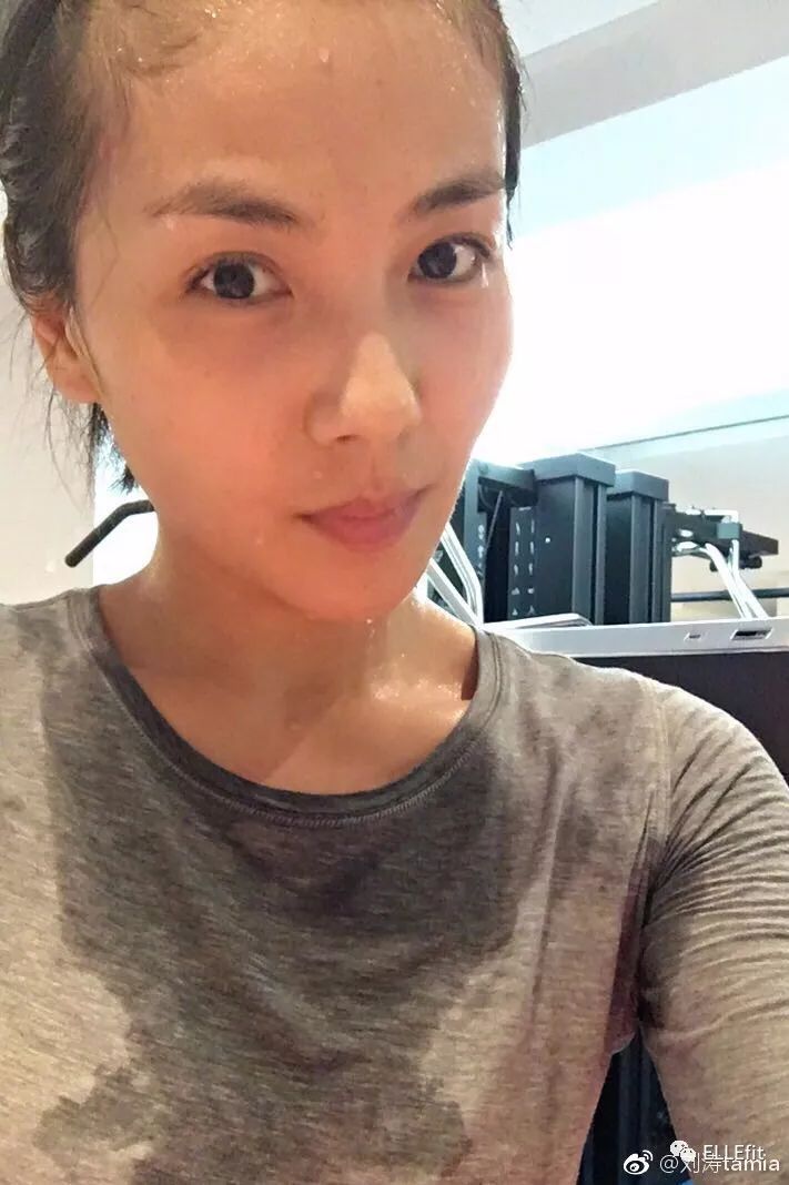 为什么我们一动就晕妆散发,女明星的健身自拍无论怎么流汗都很美?