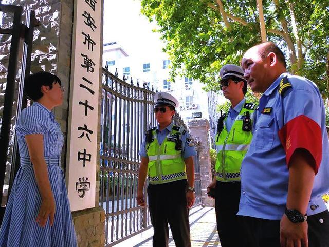 交警碑林大队东大街中队中队长杨建权带领民警了解考点交通环境