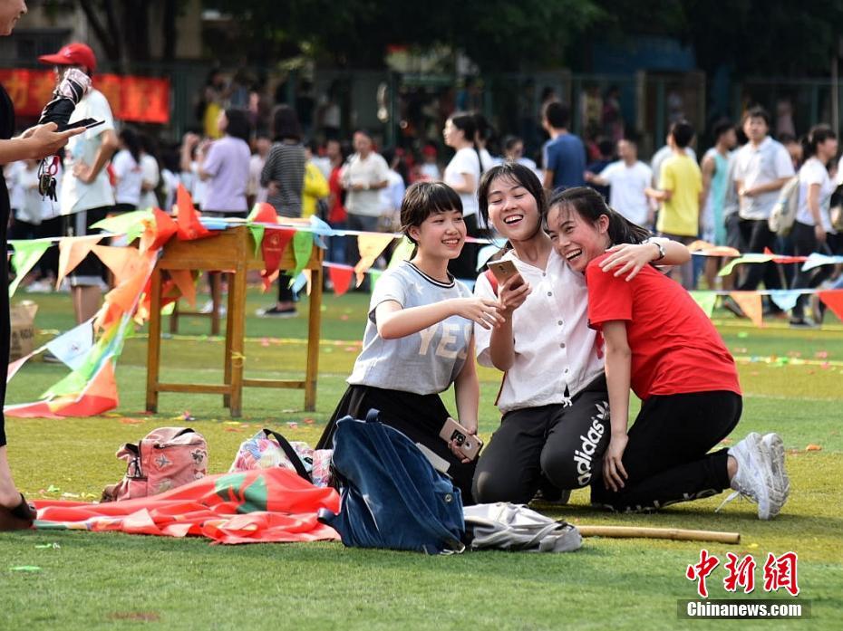 准备参加高考的学生在校合影留念.林馨