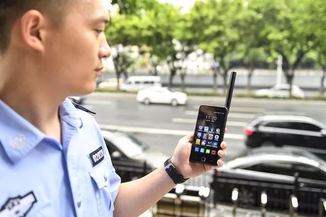 广州天河民警正在体验移动警务终端通信服务. 陈骥旻 摄