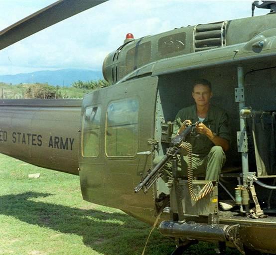 越南战争中直升机第一次被大规模使用,在《全金属外壳》中,美国大兵