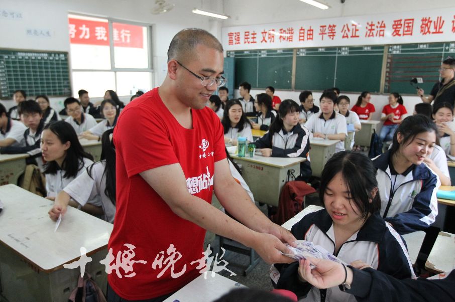 昨天的十堰市二中,已经被泪水淹没