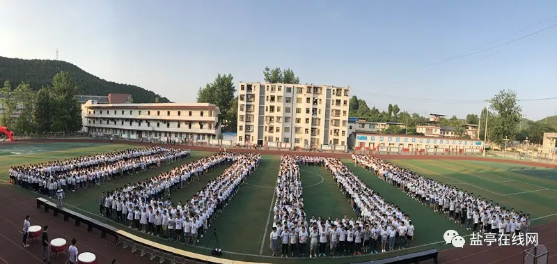 6月5日晚7:00,盐亭中学举行"为梦想而战,为未来而战"壮行大会,为即将