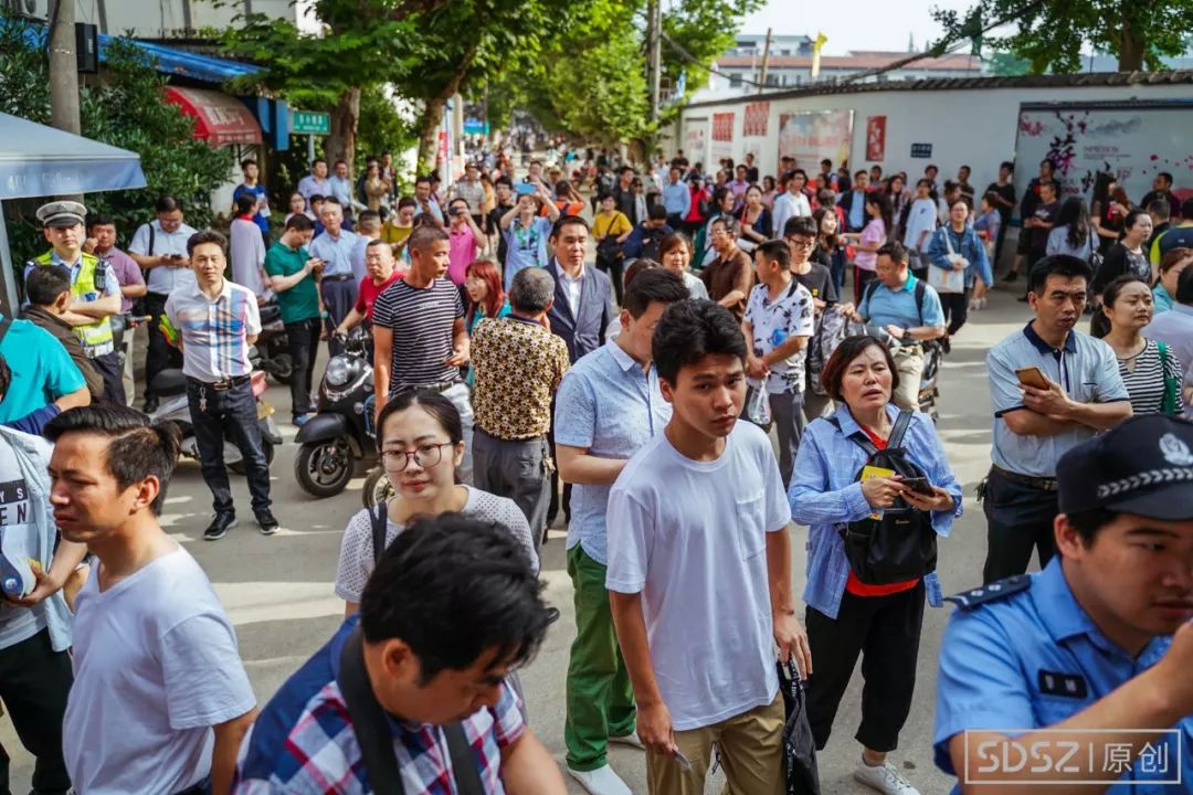 单独和家长站在一起学生比较少